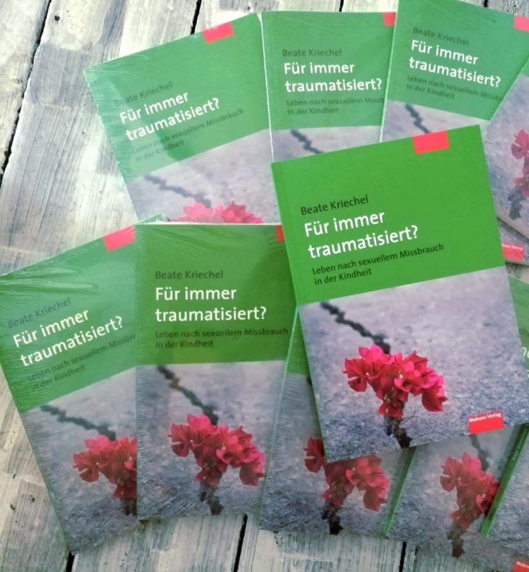 Für immer traumatisiert? leben nach sexuellem Missbrauch in der Kindheit Mehrere arrangierte grüne Buchcover. Titel des Buches „Für immer traumatsiert?“ und piken Blumen, die aus Asphalt wachsen.